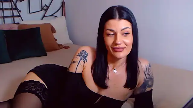 YvonneEverlee online show from 02.11.25