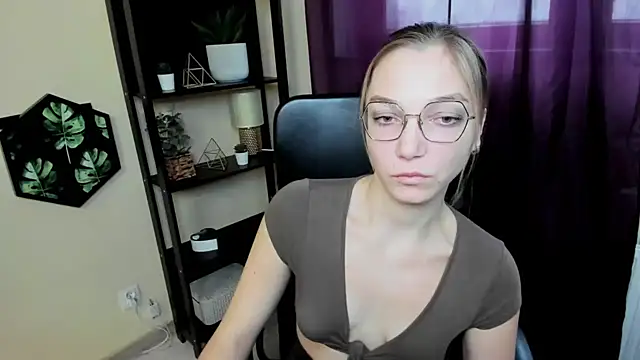 EmillyPlay online show from 02.14.25