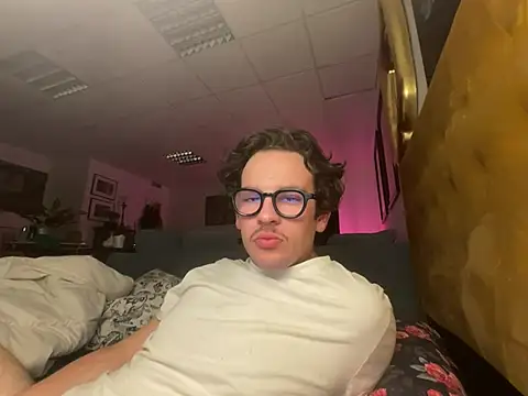 Snapshot of hardmecl chatting on 03.14.25 hardmecl online show from 03.14.25