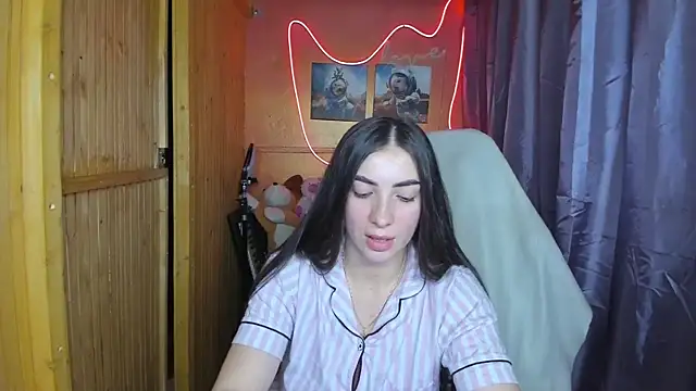 Fiery Brunette  online show from 02.17.25