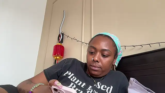 Snapshot of ChocolateCakeQueen chatting on 02.09.25 ChocolateCakeQueen online show from 02.09.25