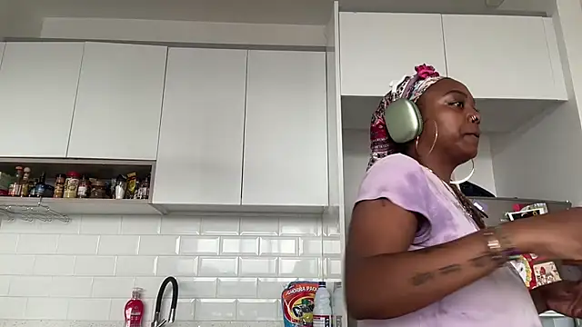 Snapshot of ChocolateCakeQueen chatting on 02.10.25 ChocolateCakeQueen online show from 02.10.25