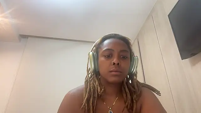 Snapshot of ChocolateCakeQueen chatting on 02.13.25 ChocolateCakeQueen online show from 02.13.25