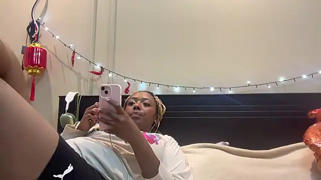 Snapshot of ChocolateCakeQueen chatting on 02.16.25 ChocolateCakeQueen online show from 02.16.25