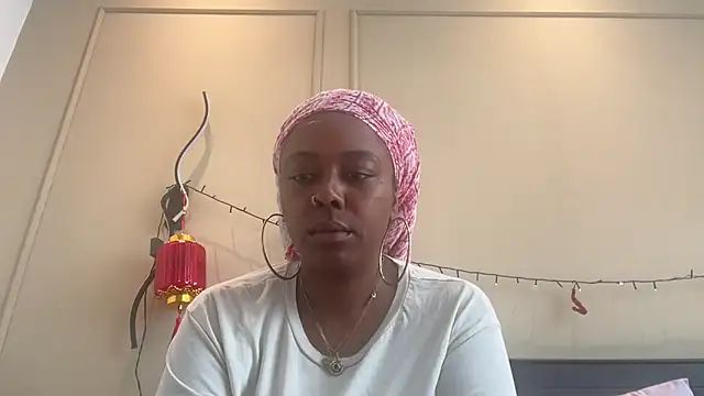 Snapshot of ChocolateCakeQueen chatting on 02.27.25 ChocolateCakeQueen online show from 02.27.25