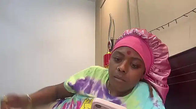 Snapshot of ChocolateCakeQueen chatting on 02.28.25 ChocolateCakeQueen online show from 02.28.25