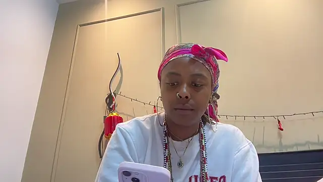 Snapshot of ChocolateCakeQueen chatting on 03.02.25 ChocolateCakeQueen online show from 03.02.25