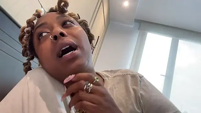 Snapshot of ChocolateCakeQueen chatting on 03.09.25 ChocolateCakeQueen online show from 03.09.25