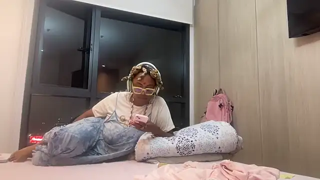 Snapshot of ChocolateCakeQueen chatting on 03.11.25 ChocolateCakeQueen online show from 03.11.25