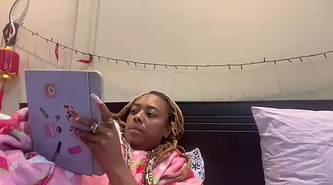 Snapshot of ChocolateCakeQueen chatting on 03.16.25 ChocolateCakeQueen online show from 03.16.25