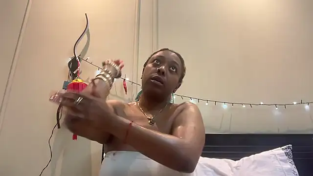 Snapshot of ChocolateCakeQueen chatting on 03.17.25 ChocolateCakeQueen online show from 03.17.25