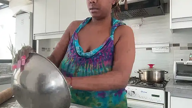 Snapshot of ChocolateCakeQueen chatting on 09.15.25 ChocolateCakeQueen online show from 09.15.25