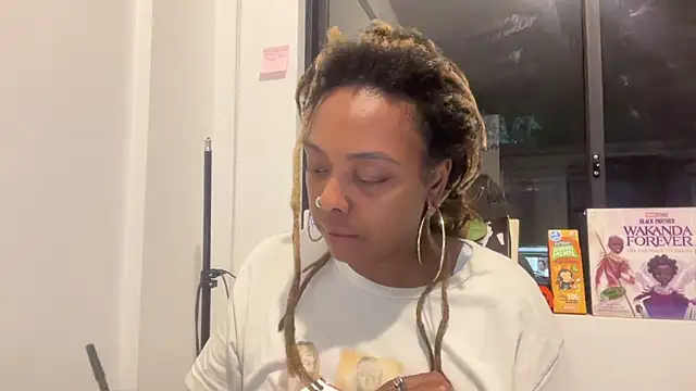 Snapshot of ChocolateCakeQueen chatting on 09.26.25 ChocolateCakeQueen online show from 09.26.25