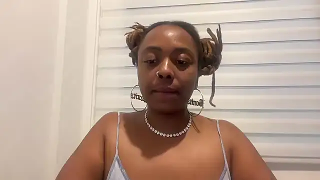 Snapshot of ChocolateCakeQueen chatting on 09.28.25 ChocolateCakeQueen online show from 09.28.25