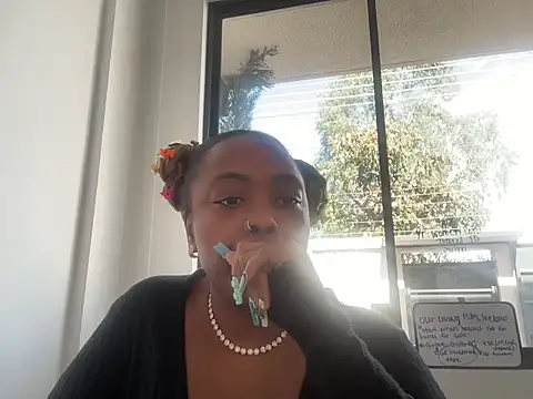 Snapshot of ChocolateCakeQueen chatting on 09.28.25 ChocolateCakeQueen online show from 09.28.25