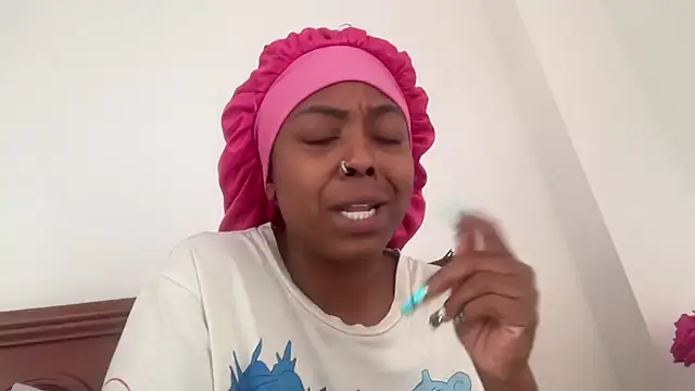 Snapshot of ChocolateCakeQueen chatting on 10.01.25 ChocolateCakeQueen online show from 10.01.25