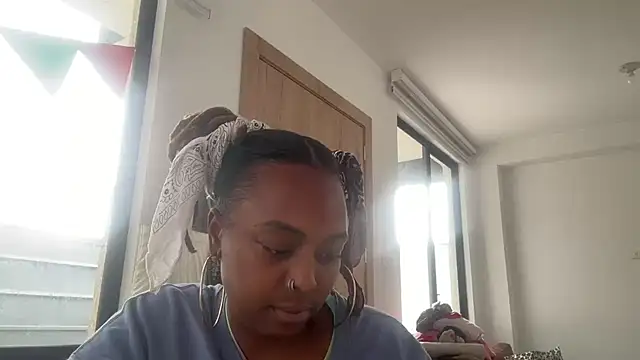 Snapshot of ChocolateCakeQueen chatting on 10.24.25 ChocolateCakeQueen online show from 10.24.25