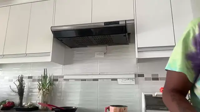 Snapshot of ChocolateCakeQueen chatting on 10.25.25 ChocolateCakeQueen online show from 10.25.25