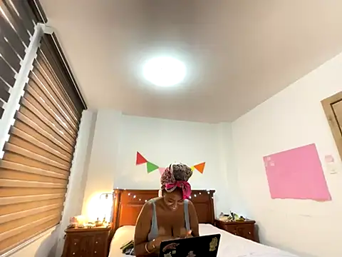 Snapshot of ChocolateCakeQueen chatting on 11.09.25 ChocolateCakeQueen online show from 11.09.25