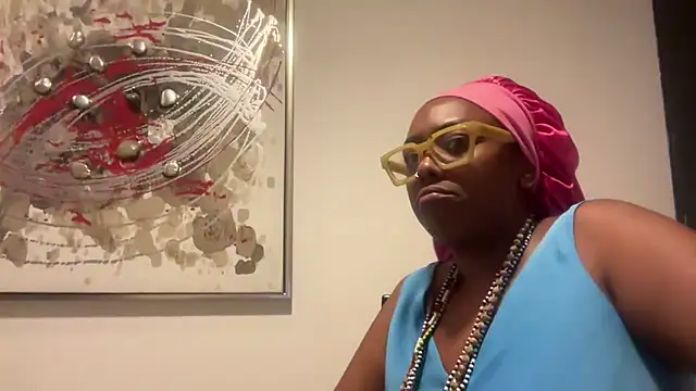 Snapshot of ChocolateCakeQueen chatting on 11.19.25 ChocolateCakeQueen online show from 11.19.25