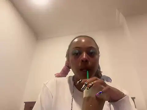 Snapshot of ChocolateCakeQueen chatting on 11.21.25 ChocolateCakeQueen online show from 11.21.25