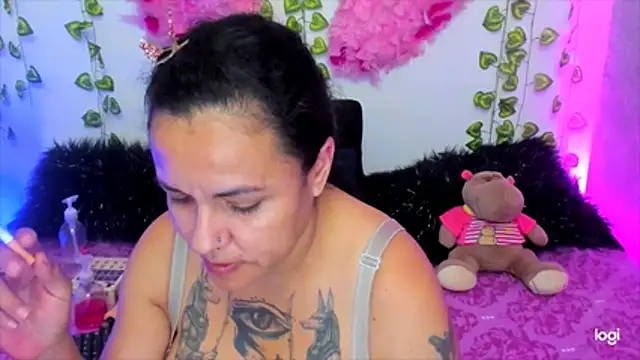 Snapshot of MegamKim chatting on 11.24.25 MegamKim online show from 11.24.25