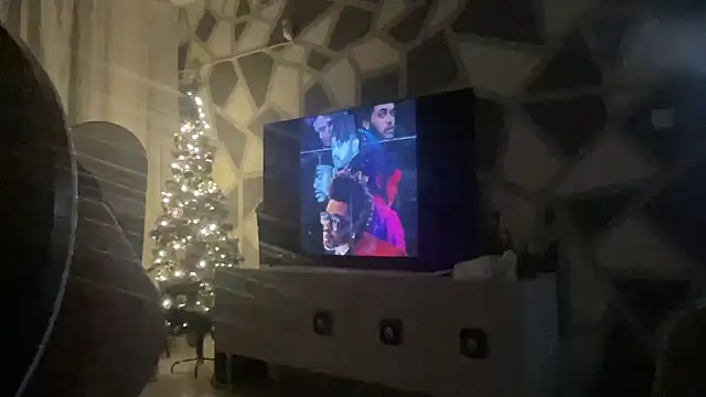 Snapshot of petitebeauty chatting on 12.10.24 petitebeauty online show from 12.10.24