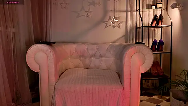 Snapshot of Your_Little_Milf chatting on 02.19.26 Your Little Milf online show from 02.19.26