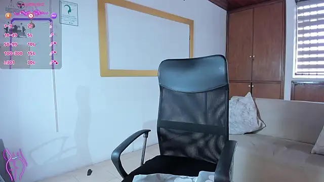 Snapshot of victoria_mooree chatting on 11.08.25 victoria mooree online show from 11.08.25