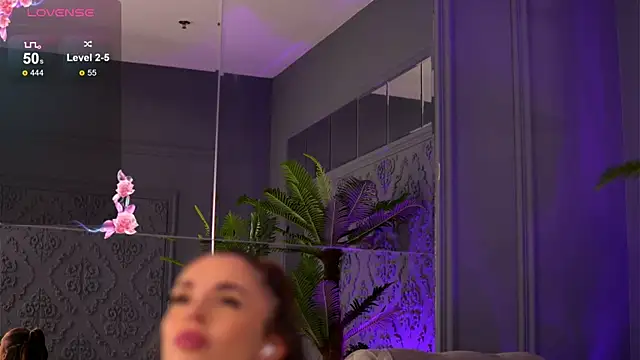 Snapshot of EsmeAinsley chatting on 12.21.24 EsmeAinsley online show from 12.21.24