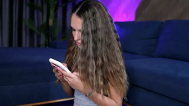 Snapshot of EsmeAinsley chatting on 05.27.26 EsmeAinsley online show from 05.27.26