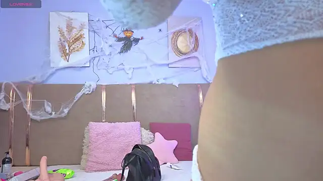 Snapshot of sarah_cruzz_ chatting on 10.22.25 sarah cruzz online show from 10.22.25