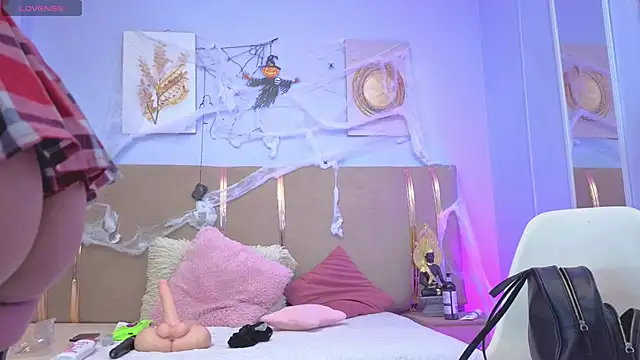 Snapshot of sarah_cruzz_ chatting on 10.22.25 sarah cruzz online show from 10.22.25