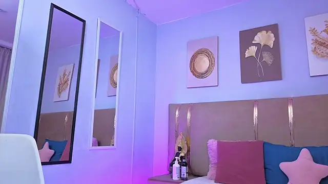 Snapshot of sarah_cruzz_ chatting on 11.21.25 sarah cruzz online show from 11.21.25