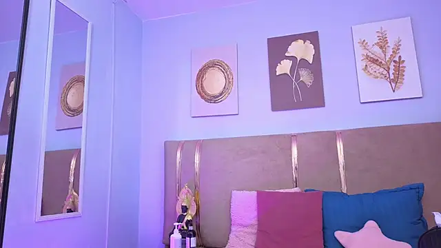 Snapshot of sarah_cruzz_ chatting on 11.25.25 sarah cruzz online show from 11.25.25