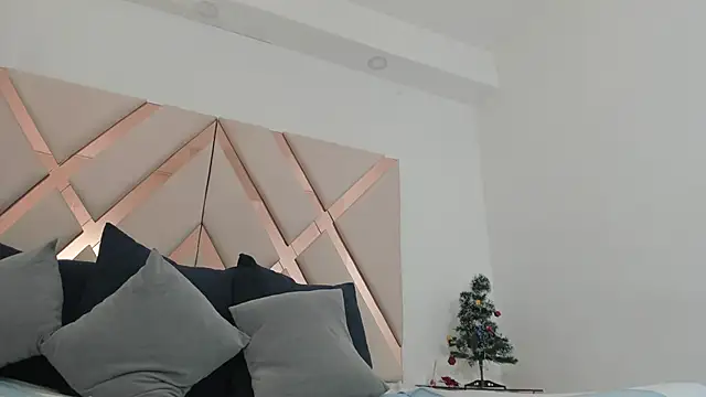 Snapshot of emma_castilloo chatting on 12.15.25 emma castilloo online show from 12.15.25