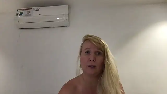 EmmaInLove23 online show from 02.13.25