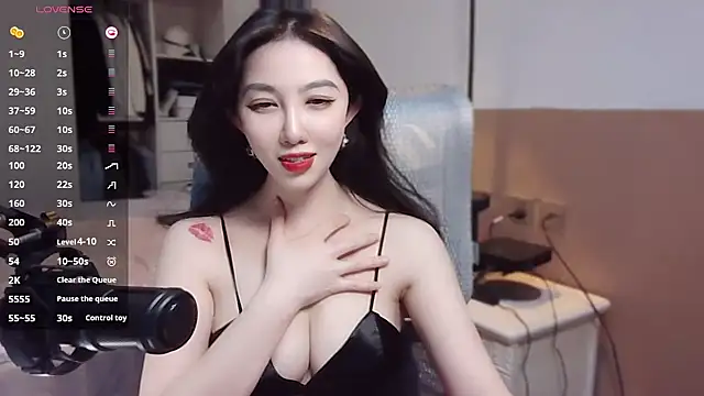 Snapshot of vyizh- chatting on 12.29.24 vyizh- online show from 12.29.24