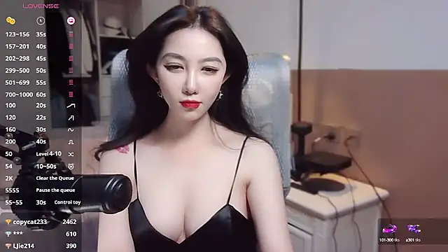 Snapshot of vyizh- chatting on 12.29.24 vyizh- online show from 12.29.24