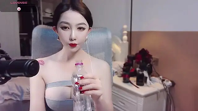 Snapshot of vyizh- chatting on 01.24.25 vyizh- online show from 01.24.25