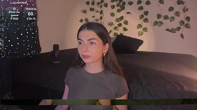 Snapshot of Coralinee_01 chatting on 12.21.24 Coralinee 01 online show from 12.21.24