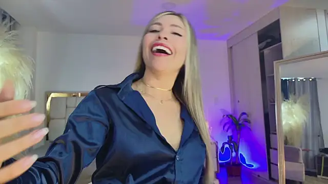 Snapshot of Ammy_Castro chatting on 10.21.25 Ammy Castro online show from 10.21.25