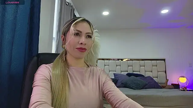 Snapshot of Ammy_Castro chatting on 10.22.25 Ammy Castro online show from 10.22.25