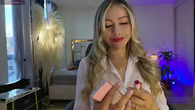 Snapshot of Ammy_Castro chatting on 10.24.25 Ammy Castro online show from 10.24.25