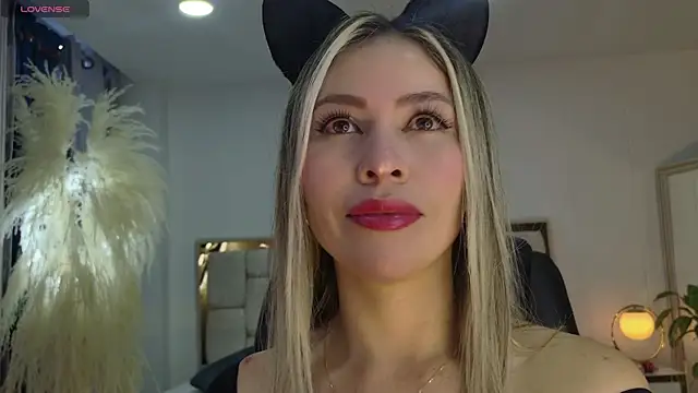 Snapshot of Ammy_Castro chatting on 10.31.25 Ammy Castro online show from 10.31.25