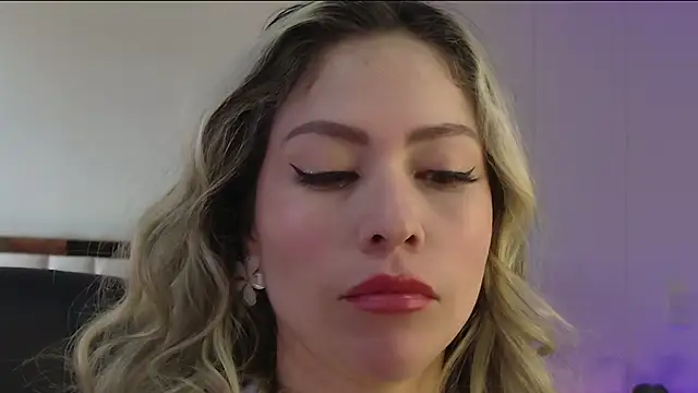 Snapshot of Ammy_Castro chatting on 11.18.25 Ammy Castro online show from 11.18.25