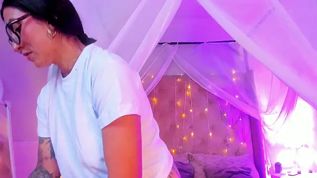 Snapshot of kira_moon__ chatting on 02.24.25 kira moon online show from 02.24.25