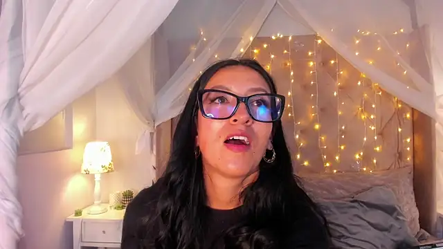 Snapshot of kira_moon__ chatting on 03.09.25 kira moon online show from 03.09.25