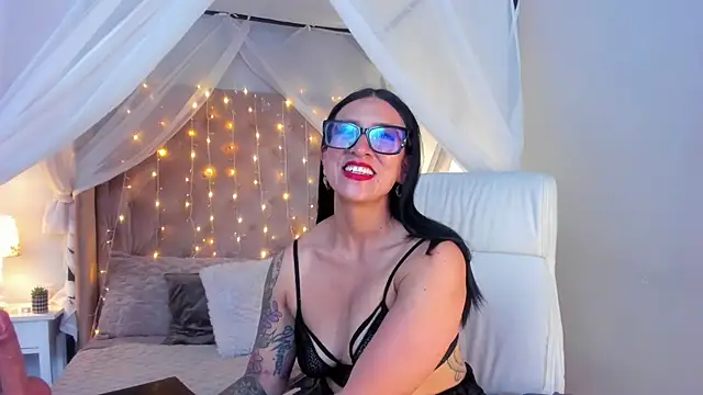 Snapshot of kira_moon__ chatting on 03.13.25 kira moon online show from 03.13.25