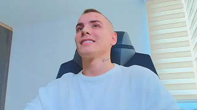 Snapshot of JordanThompson_ chatting on 10.01.25 JordanThompson online show from 10.01.25